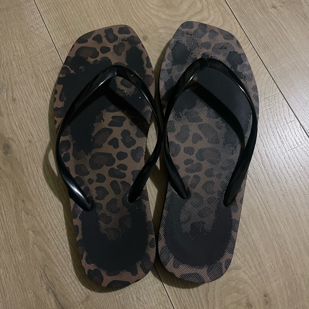 Stylish Leopard Print Flip Flops